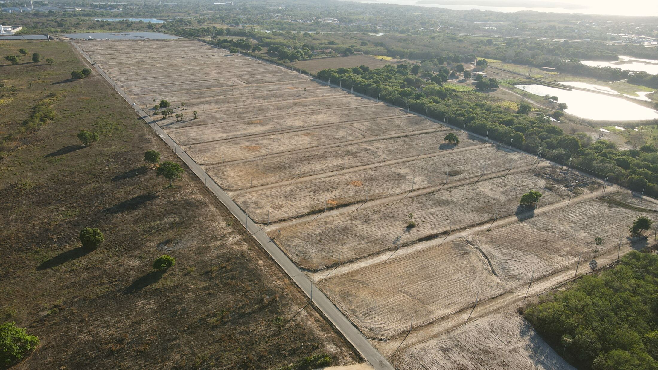 Vista aérea das quadras demarcadas do Villa Aquiraz, cercadas de vegetação nativa